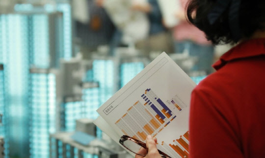 서울을 비롯한 수도권 일대의 새 아파트 분양가가 지난해보다 큰 폭으로 상승한 가운데 전용면적 60~85㎡의 중소형 평형의 분양가는 훨씬 더 큰 폭으로 치솟은 것으로 나타났다. <연합뉴스>